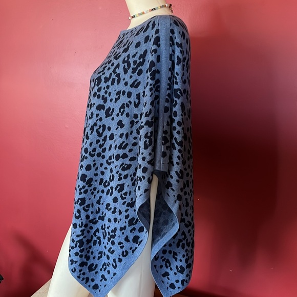 New Talbots M/L blue animal print poncho - Picture 3 of 13